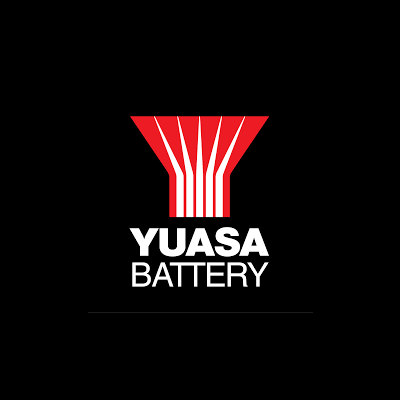 Logótipo Yuasa Battery com símbolo vermelho e branco e texto branco em fundo preto