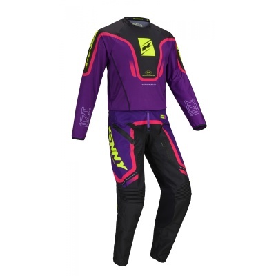 Fato desportivo bicolor roxo, preto e rosa com detalhes amarelos e texto 'KENNY'.
