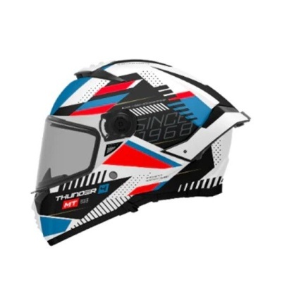 Capacete integral branco com padrões vermelhos, azuis e pretos e visor translúcido