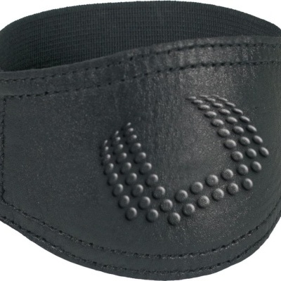 Proteção para joelho preta com textura em relevo e costuras detalhadas