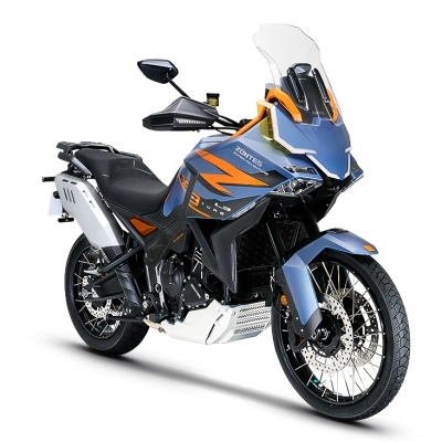 Motocicleta KTM Adventure azul com detalhes laranja e proteções metálicas