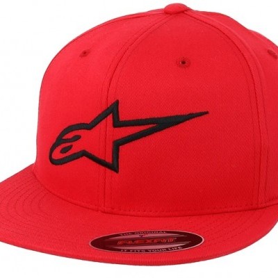 Boné vermelho com logótipo preto e etiqueta colada na aba