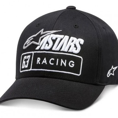 Boné preto com texto e logos brancos bordados