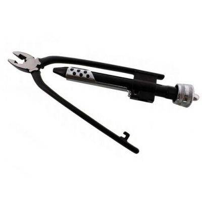 Alicate preto com peça metálica prateada em fundo branco