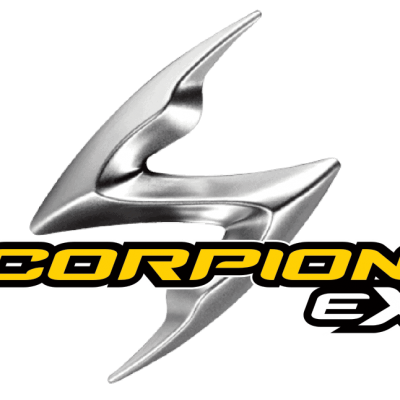 Logo Scorpion EXO com símbolo prateado e texto em amarelo e branco