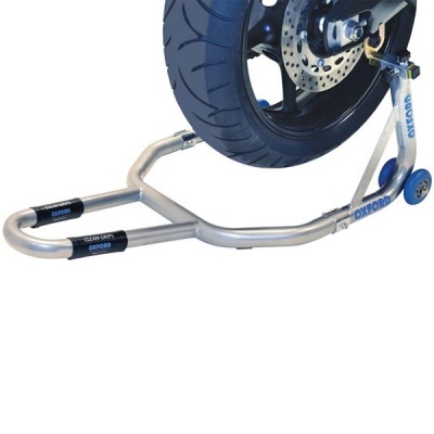 Suporte metálico com roda traseira de mota em fundo branco