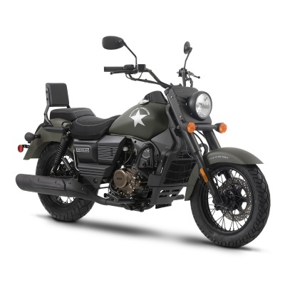 Motocicleta cruiser verde militar com estrela branca no tanque
