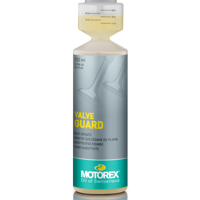 Frasco plástico com líquido amarelo e rótulo cinzento e verde Motorex Valve Guard