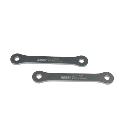 Duas barras metálicas cinzentas com texto branco e oito furos, sobre fundo branco