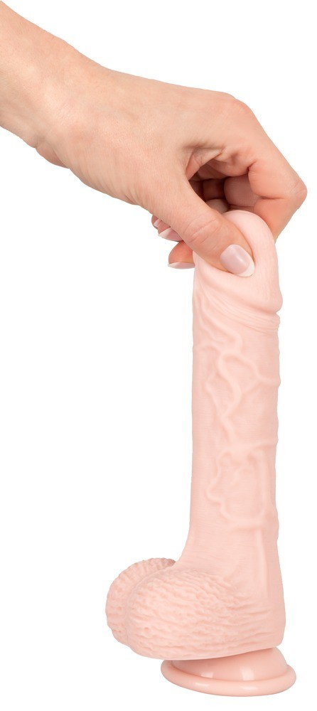 Dildo cor de pele com ventosa e textura veiculada segura por uma mão