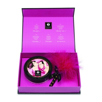 Conjunto num estojo roxo contendo caixa redonda preta com ilustração e leque com penas cor-de-rosa