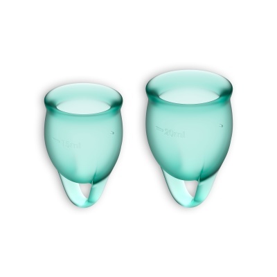 Dois copos menstruais em silicone verde-água com capacidade de 15ml e 25ml