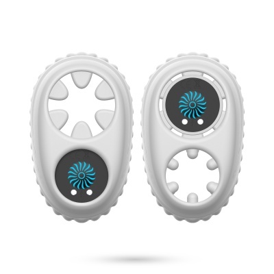 Dois dispositivos ovais brancos com panelas pretas e padrão azul em fundo branco