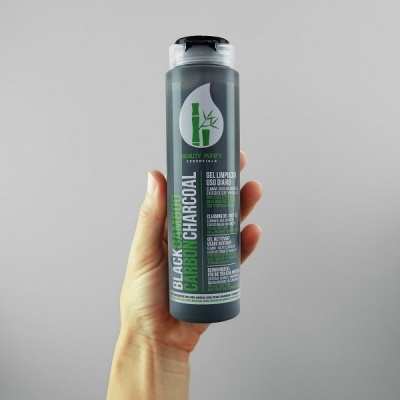 Frasco de gel de limpeza facial carvão preto com rótulo verde e branco