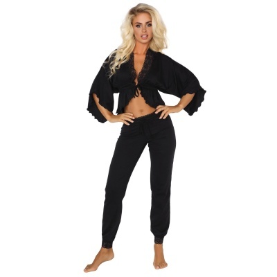 Conjunto feminino preto com blusa de manga curta e calças justas.