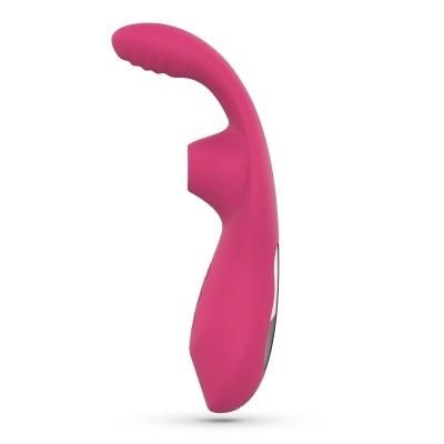 vibrador cor de rosa curvo com textura ondulada na extremidade em fundo branco