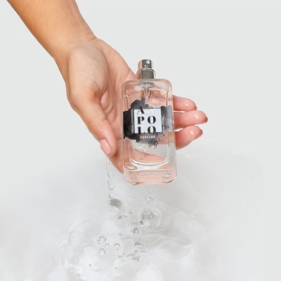 Frasco de perfume Apolo segurado sobre espuma branca