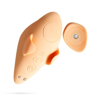 Aparelho auditivo cor de pele com botão e símbolos de certificação