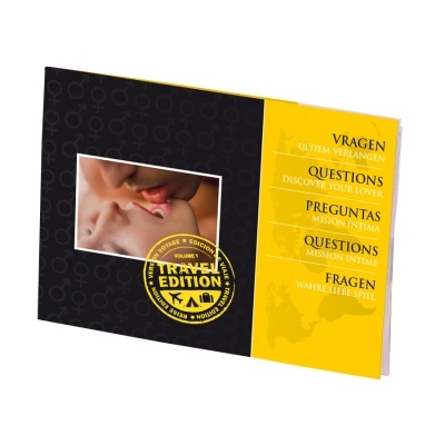 Livro Travel Edition com capa preta e amarela, imagem de duas pessoas, texto em várias línguas