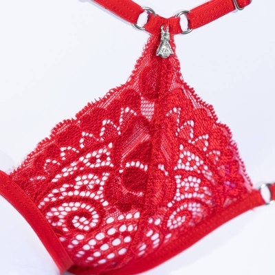 Cueca vermelha de renda com tiras ajustáveis e detalhes metálicos