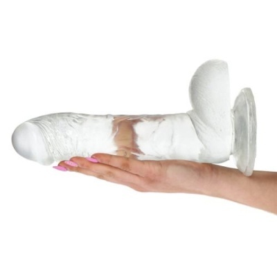 Dildo transparente de vidro com base alargada segurado por mão feminina