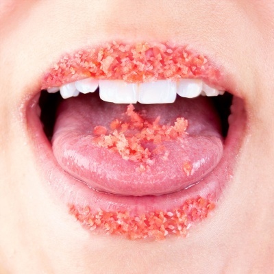 Lábios e língua com textura granulada cor-de-rosa alaranjada
