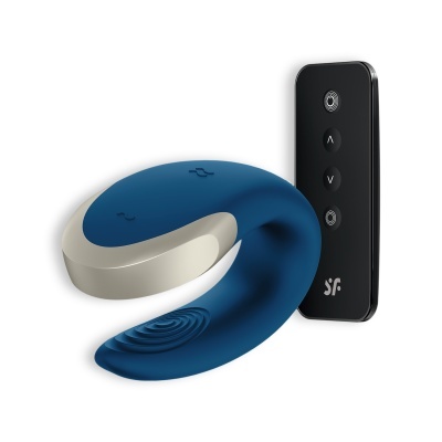 Dispositivo eletrônico azul e cinza com controle remoto preto