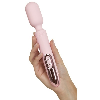 vibrador rosa claro com botão prateado segurado na mão