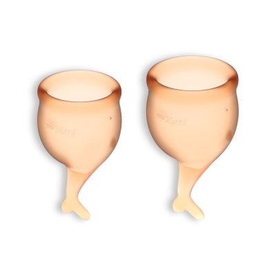 Dois copos menstruais cor de pêssego de silicone, um menor e um maior, sobre fundo branco
