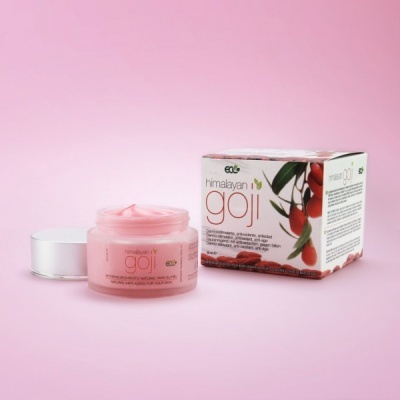 Creme rosa em frasco de vidro com embalagem branca e ilustração de bagas goji