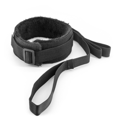 Coleira preta acolchoada com alças longas em fundo branco