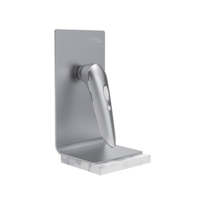 Suporte metálico prateado com dispositivo electrónico pendurado