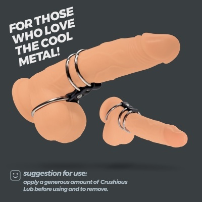 Dois modelos de penis com anéis metálicos sobre fundo cinza-escuro