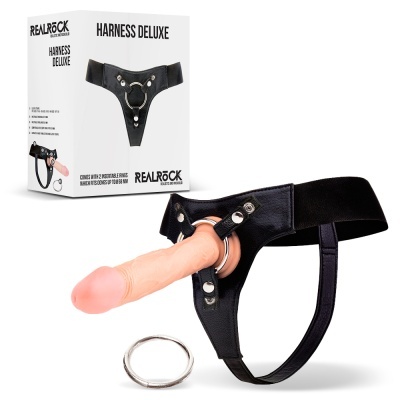 Arnês deluxe preto com dildo tom pele e argola metálica, embalagem branca da marca REALROCK