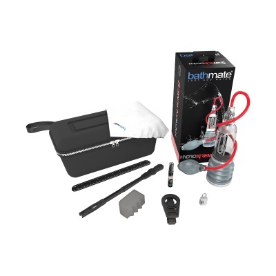 Conjunto Bathmate HydroXtreme com bomba transparente, acessórios pretos, estojo rígido preto e toalha branca.