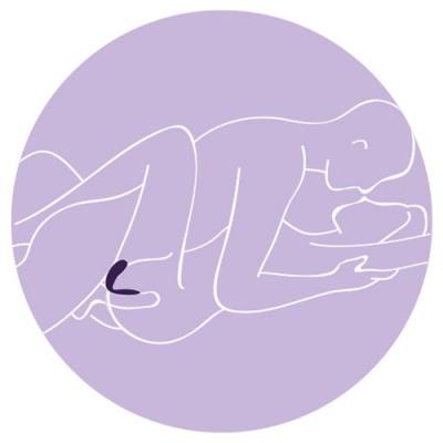 Desenho de duas figuras humanas em fundo lilás com um objeto preto entre elas