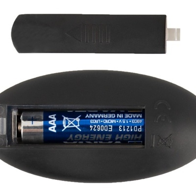 Dispositivo oval preto com pilha AAA visível e tampa removida