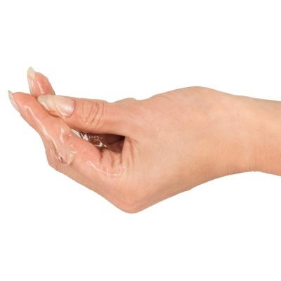 Mão feminina com gel transparente nas unhas