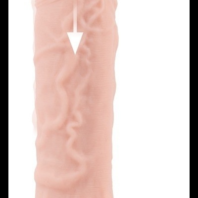 Dildo realista rosa claro com textura detalhada e base de ventosa sobre fundo branco