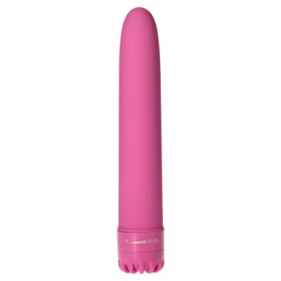 Vibrador rosado cilíndrico com base detalhada sobre fundo branco