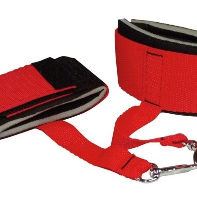 Algemas vermelhas com acolchoamento cinza e ganchos metálicos