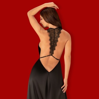 Vestido preto longo com decote profundo e renda nas costas