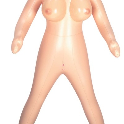 Boneca insuflável com corpo em tom pele e rosto pintado