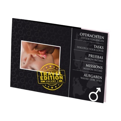 Capa preta de livro com imagem de casal a beijar e texto em várias línguas