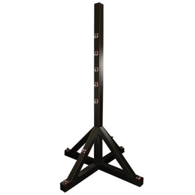 Estrutura de suporte metálica preta com base triangular e poste central com argolas