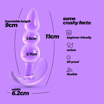 Plug anal violeta translúcido com três esferas e medidas indicadas sobre fundo roxo