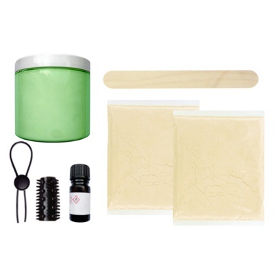 Kit de cosmética com frasco verde, dois sacos de pó, vareta de madeira e pequenas escovas.