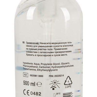 Frasco de plástico transparente com gel e dispensador branco, rótulo com texto em russo e inglês.