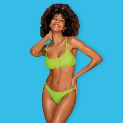 Biquíni verde-limão em fundo azul com modelo feminino sorridente