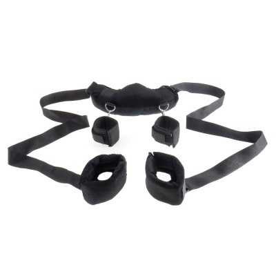 Conjunto de restrições preto em tecido com fivelas e argolas metálicas